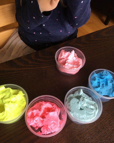 Modelliermasse in Gelb, Rosa, Hellblau und Blau