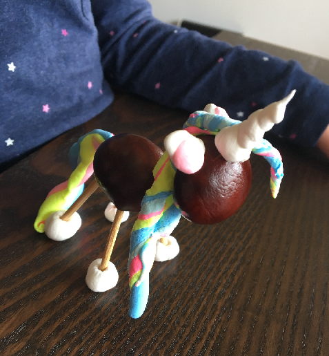 Fertiges Kastanien-Einhorn mit Regenbogen-Mähne, Horn und weißen Hufen