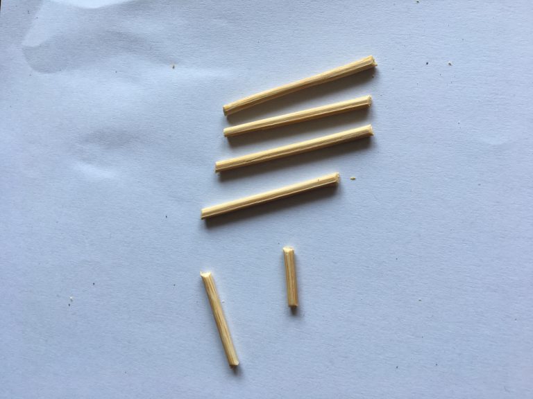 Zugeschnittene Holzstäbchen für Beine, Schweif und Hals