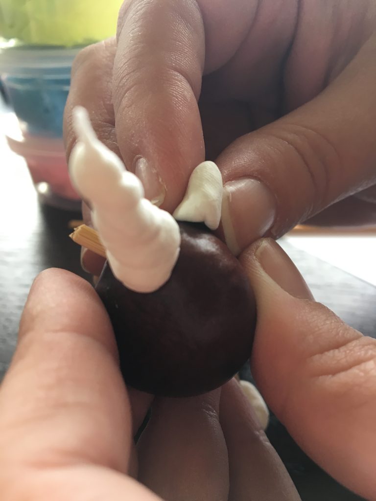 Das Horn wird auf das Stäbchen am Kopf gedrückt