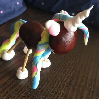 Fertiges Kastanien-Einhorn mit Regenbogen-Mähne, Horn und weißen Hufen
