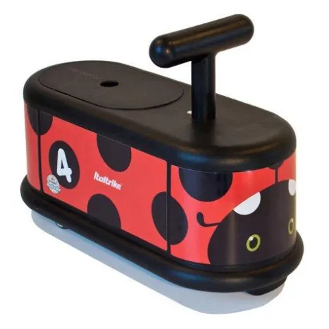 Rotes Rutschauto mit schwarzen Punkten wie ein Marienkäfer
