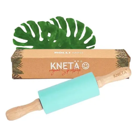 Mintfarbenes Nudelholz aus Holz mit Verpackung von Knetä