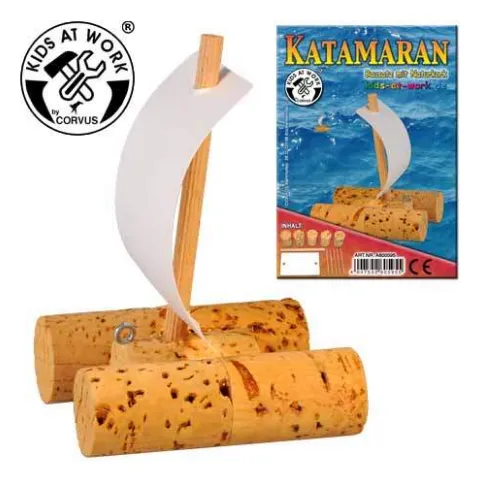 Katamaran aus Korken mit weißem Segel