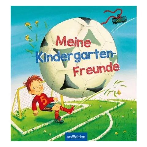 Freundebuch „Meine Kindergarten-Freunde“ mit einem Jungen auf einem großen Fußball in der Wiese