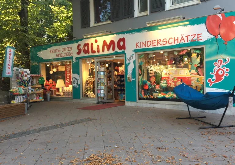Ladenfront von Salima Kinderschätze in der Waitzstraße mit Schaufenster und roten Luftballons