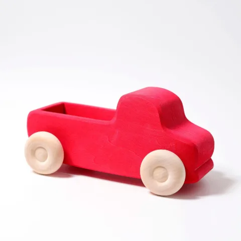 Roter Lastwagen aus Holz mit großen Holzrädern