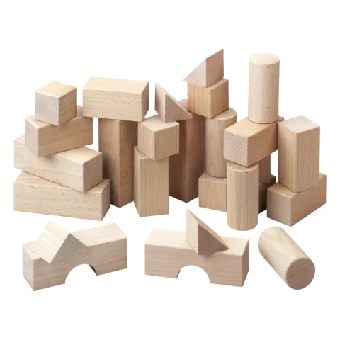 Naturfarbene Holzbausteine in verschiedenen Formen: Würfel, Quader, Bögen und Zylinder