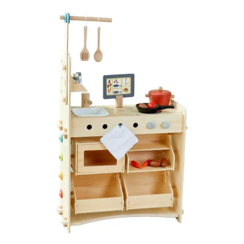 Spielstand aus Holz mit Kochstelle, Regalen und aufgehängten Küchenutensilien