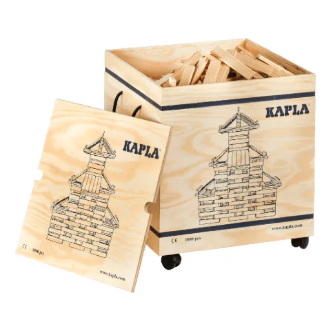 Große Holzkiste auf Rollen voller Kapla-Plättchen