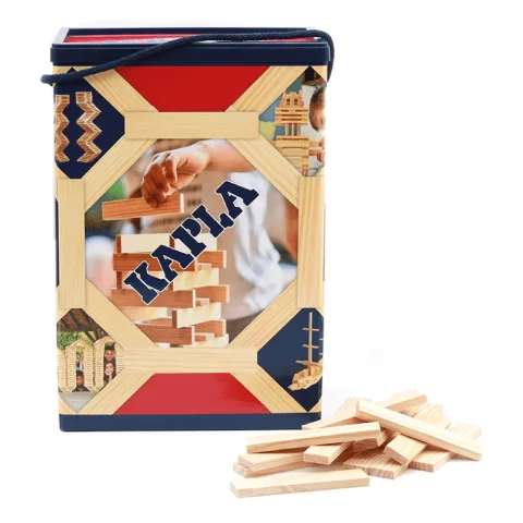 Kapla-Box mit 200 Holzplättchen, davor einige Plättchen