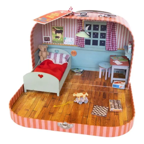 Aufgeklappter Koffer als Mäusezimmer mit Bett, Tisch und Fenster