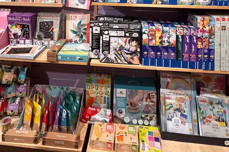 Regal bei Salima mit Knete von Kneta, Modelliermasse von DAS, Kinder-Bastelbüchern von HABA und Malsets von CreArt