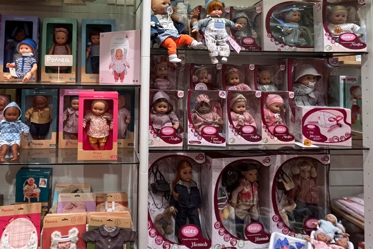 Vitrine bei Salima mit Pomea-Puppen von Djeco und Götz-Puppen wie Muffin, Cosy Aquini und Hannah in ihren Kartons