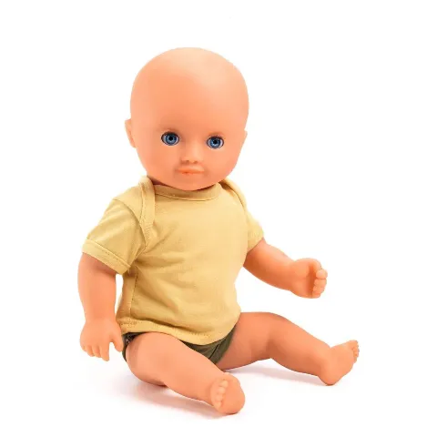 Badepuppe Olive von Djeco, ein Junge im gelben Hemd