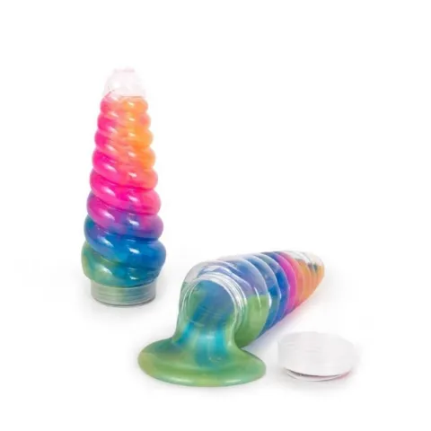 Regenbogenfarbener Slime in einem Einhorn-Horn-Behälter