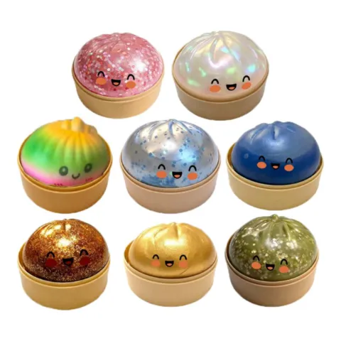 Acht runde Squishy-Dumplings mit Gesicht in Gold, Silber, Blau und Regenbogenfarben