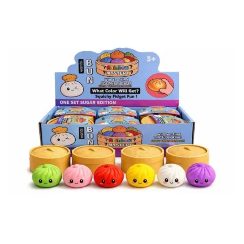 Einfarbige Squishy-Dumplings mit Gesicht vor ihrer Verpackung