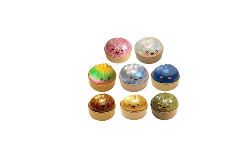 Acht Squishy-Dumplings mit Gesicht in Gold, Silber, Blau und Regenbogenfarben
