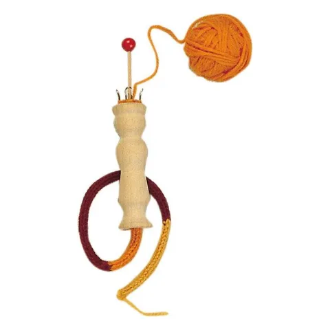 Strickgabel aus Holz mit oranger Wolle