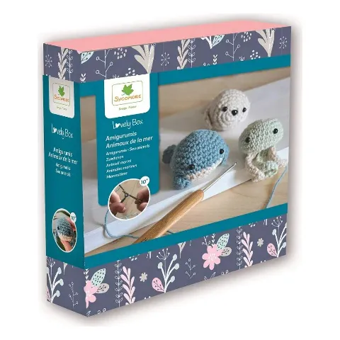 Verpackung des Häkelsets Amigurumi Meerestiere mit gehäkelten Walen