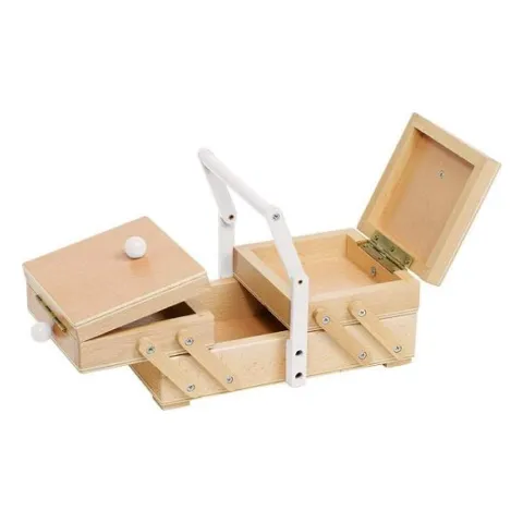 Aufgeklapptes Nähkästchen aus Holz mit weißem Griff